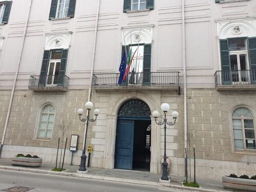 Bandiere a mezz'asta a Palazzo Magno