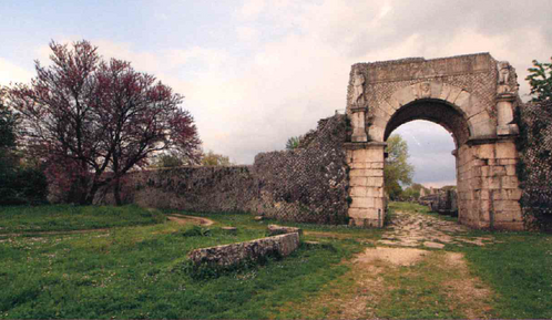 Veduta di una porta di Altilia Sepino